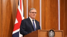 Ο Κιρ Στάρμερ δηλώνει «αγανακτισμένος» και αφήνει αιχμές κατά του Ντόναλντ Τραμπ