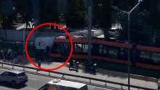 Τροχαίο ατύχημα στο Καλαμάκι: Συρμός του τραμ έπεσε πάνω σε φορτηγό που έκανε όπισθεν, δείτε βίντεο