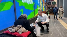 Κλιμάκιο της «Αποστολής» δίπλα σε αστέγους στην Αθήνα, δίνοντας δέματα αγάπης