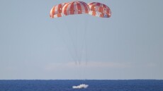 Στη Γη επέστρεψαν οι τέσσερις αστροναύτες του Artemis II μετά το ιστορικό ταξίδι στη Σελήνη, δείτε βίντεο
