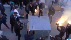 Από τον «ιπτάμενο παπά» της Χίου στη «Γκλόρια» της Ζακύνθου - Με εκκωφαντικό θόρυβο οι Πρώτες Αναστάσεις, δείτε βίντεο