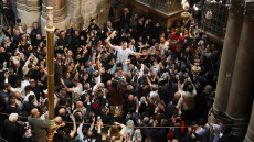 «Δεύτε λάβετε φως» - Πανηγυρικό κλίμα στην τελετή αφής του Αγίου Φωτός στον Ναό της Αναστάσεως στα Ιεροσόλυμα