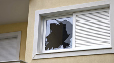 «Πήδηξαν από τα μπαλκόνια και έφυγαν προς το βουνό»: Ο ιδιοκτήτης του διαμερίσματος στη Βάρη περιγράφει την εισβολή στο σπίτι του