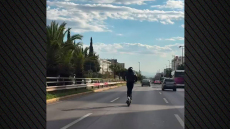 Δείτε βίντεο: Έτρεχε με ηλεκτρικό πατίνι στην αριστερή λωρίδα της Συγγρού, χωρίς κράνος, δίπλα σε ΙΧ