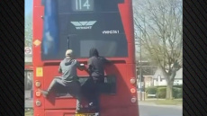 Λαθρεπιβάτες στη Βρετανία κρέμονται στο πίσω μέρος λεωφορείου ενώ είναι εν κινήσει, δείτε βίντεο