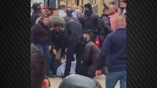 Δείτε βίντεο: Ισραηλινοί αστυνομικοί κατηγορούνται ότι απώθησαν με τη βία Παλαιστίνιους χριστιανούς στην αφή του Αγίου Φωτός