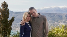 Οι ευχές Μητσοτάκη για το Πάσχα από τα Χανιά μαζί με τη σύζυγό του Μαρέβα