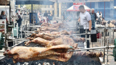 Βίντεο και φωτογραφίες από το ψήσιμο του οβελία στο Μοναστηράκι, από νωρίς στήθηκαν οι σούβλες στην Αθήνα