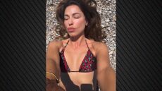 Η Κατερίνα Παπουτσάκη πόζαρε με μαγιό σε παραλία στο Αγκίστρι
