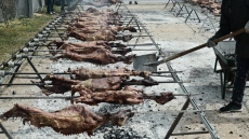 Με ανοιξιάτικο σκηνικό το ψήσιμο του οβελία σε όλη τη χώρα, σε ποιες περιοχές υπάρχει πιθανότητα βροχής