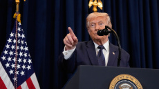 Ο Τραμπ έδωσε εντολή να αποκλειστούν τα Στενά του Ορμούζ και απειλεί την Κίνα με νέους δασμούς αν βοηθήσει την Τεχεράνη: «Μπορώ να καταστρέψω σε 1 ώρα το Ιράν»