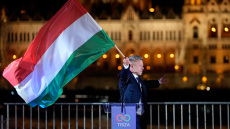 Σαρωτική νίκη του Μάγιαρ στις εκλογές στην Ουγγαρία, εκθρόνισε μετά από 16 χρόνια τον Όρμπαν: «Ξεπεράσαμε μια τυραννία»