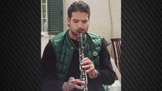 Ο Άρης Μουγκοπέτρος παίζει ξανά κλαρίνο έναν χρόνο μετά τον σοβαρό τραυματισμό