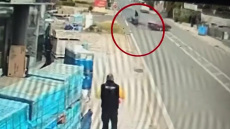 «Λιποθύμησα κατευθείαν, εκείνος έβαλε πρώτη και έφυγε» λέει ο 18χρονος για το τροχαίο στην Αρτέμιδα - Υποχρεωτική πορεία δεξιά αγνόησε ο οδηγός του ΙΧ
