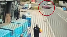 Βίντεο από τροχαίο στην Αρτέμιδα: ΙΧ μπαίνει κάθετα στον δρόμο και μία μηχανή πέφτει πάνω του, εγκατέλειψε τον 18χρονο μοτοσυκλετιστή ο οδηγός