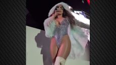 Η Τζένιφερ Λόπεζ εμφανίστηκε στο Coachella με ασημένιο κορμάκι και πουπουλένιο πανωφόρι: Ευτυχισμένη αυτή η περίοδος της ζωής μου, έγραψε