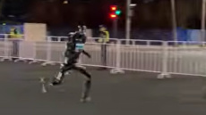 Πάνω από 100 ρομπότ προετοιμάζονται για το 2ο ημιμαραθώνιο ανθρωποειδών στην Κίνα, δείτε βίντεο
