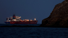 Ιρανικό τάνκερ πέρασε από το Ορμούζ και έδεσε σε λιμάνι της χώρας παρά τον αμερικανικό αποκλεισμό, λέει το Fars