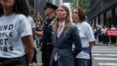 Δεκάδες διαδηλωτές υπέρ των Παλαιστινίων συνελήφθησαν στη Νέα Υόρκη, ανάμεσά τους και η Τσέλσι Μάνινγκ