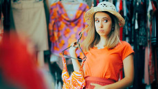 Φούσκωμα: Γιατί χειροτερεύει καθώς μεγαλώνουμε – Γαστρεντερολόγος του Χάρβαρντ δίνει tips αντιμετώπισης