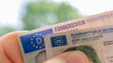 Μεταμφιέσεις με περούκες και εργαλεία κατασκόπων: Πώς δρούσε κύκλωμα απάτης για εξετάσεις οδήγησης στη Γερμανία