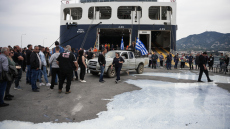 Κτηνοτρόφοι μπλόκαραν την επιβίβαση 700 επιβατών στο Νήσος Σάμος και έριξαν γάλα στο λιμάνι της Μυτιλήνης, δείτε βίντεο