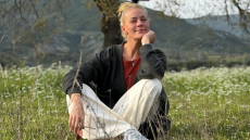 Η Ζέτα Μακρυπούλια ποζάρει στο χωριό της στο Αγρίνιο: Τα τελευταία χρόνια επέστρεψα στις ρίζες μου
