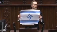 Ακροδεξιός βουλευτής στην Πολωνία ύψωσε μέσα στη Βουλή σημαία του Ισραήλ με μια σβάστικα

