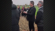 «Σαν πληγωμένο αετόπουλο στο χώμα»: Το συγκλονιστικό αντίο με μπουζούκι στην κηδεία του Στέφανου Μπορμπόκη, βίντεο 