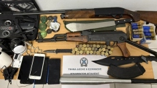 Συλλήψεις για την άγρια επίθεση σε καφετέρια στο Αίγιο: Βρήκαν καλάσνικοφ, ματσέτα και σιδερογροθιά στα σπίτια τους