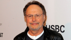 Ο Μπίλι Κρίσταλ επιστρέφει στο Μπρόντγουεϊ με παράσταση για την απώλεια του σπιτιού του στις πυρκαγιές του Λος Άντζελες