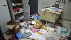 Βομβαρδισμένο τοπίο το 5ο λύκειο της Γλυφάδας: Βανδάλισαν, έκλεψαν και άραξαν με καρέκλες στην ταράτσα, δείτε εικόνες