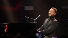 John Legend: Ρίχνει την «αυλαία» στο Ηρώδειο με το πιάνο του
