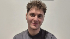 Υποτροφία σε μαθητή που για έξι χρόνια πήγαινε με καΐκι σχολείο από τον Κάλαμο στον Μύτικα: Να έχετε κουράγιο, επιμονή και υπομονή λέει στους νέους