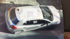 Ζευγάρι γλύτωσε από τύχη στον ΒΟΑΚ όταν κομμάτι τσιμέντου από γέφυρα προσγειώθηκε στην οροφή του αυτοκινήτου
