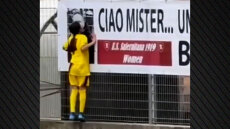 Νεαρή ποδοσφαιρίστρια στην Ιταλία σκόραρε και έτρεξε για να φιλήσει την φωτογραφία του προπονητή της που έφυγε πρόσφατα από τη ζωή, βίντεο 