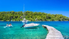 Δύο ελληνικά νησιά ανάμεσα στους προορισμούς έκπληξη για το 2026: «Αρχιτεκτονική, εντυπωσιακά πευκοδάση και κρυστάλλινα νερά»