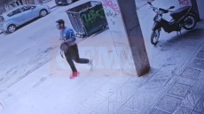 Βίντεο με τον 40χρονο να περπατά αιμόφυρτος μετά την επίθεση με μαχαίρι στο Μεταξουργείο, λίγα λεπτά πριν λιποθυμήσει στον δρόμο