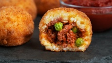 Φτιάχνουμε εύκολα arancini από το ρύζι που περίσσεψε την προηγούμενη