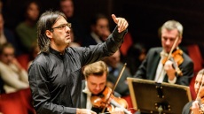 Λεωνίδας Καβάκος: Διευθύνει την Philharmonia Orchestra στο Μέγαρο Μουσικής Αθηνών