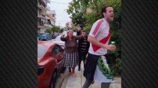 Το οδοιπορικό των οπαδών της Ράγιο προς τη Νέα Φιλαδέλφεια και το τραγούδι με τις Ελληνίδες γιαγιάδες, δείτε βίντεο 