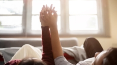 Επηρεάζει η οικογενειακή κατάσταση τις πιθανότητες καρκίνου; Τι αποκαλύπτει νέα μελέτη για singles και παντρεμένους