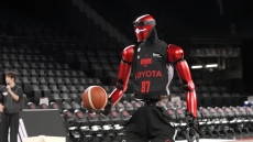 Δείτε βίντεο: Ρομπότ... μπασκετμπολίστας με ύψος 2,19 που βασίζεται αποκλειστικά στην τεχνητή νοημοσύνη εντυπωσίασε στο παρκέ