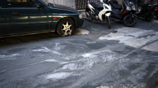 Κυψέλη: Παράξενη διαρροή υγρού  που θυμίζει τσιμέντο από αυλή εγκαταλειμμένου σπιτιού