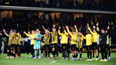 «Νάτοι νάτοι οι πρωταθλητές»: Αποθέωση για τους παίκτες της ΑΕΚ από τον κόσμο παρά τον αποκλεισμό από το Conference League