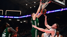 Ρογκαβόπουλος βγαλμένος από NBA: Το εντυπωσιακό του «poster» κάρφωμα στο πρόσωπο του Σμιτς, βίντεο 