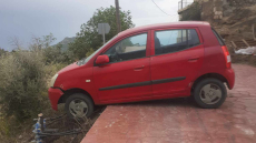 Iσχυροί άνεμοι μετακίνησαν αυτοκίνητο στο Ζαρό, δείτε φωτογραφίες 
