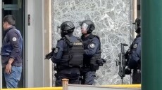 Κινηματογραφική ληστεία σε τράπεζα στη Νάπολη: Οι δράστες φορούσαν μάσκες ηθοποιών, κράτησαν ομήρους, άδειασαν τις θυρίδες και έφυγαν από τούνελ
