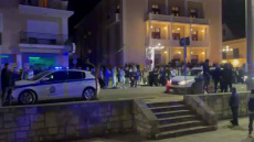 Βίντεο: Πλήθος κόσμου έξω από τα δικαστήρια Αργοστολίου, περιμένει αν θα προφυλακιστούν οι τρεις που κατηγορούνται για τον θάνατο της Μυρτώς