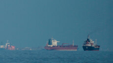 Το Ιράν ανοίγει τα Στενά του Ορμούζ για τα εμπορικά πλοία για όσο διαρκεί η εκεχειρία στον Λίβανο - Πτώση στο πετρέλαιο, κάτω από $90 το Brent